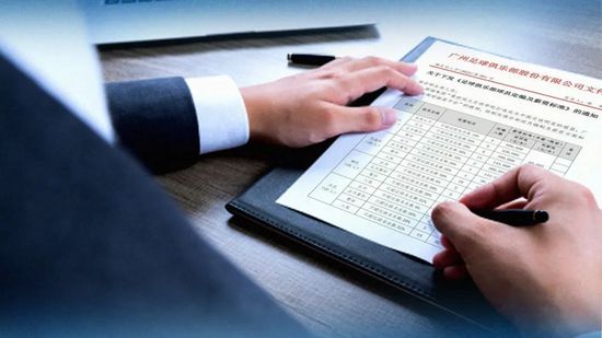 一个坐了19年冤枉牢的前黑社会份子出狱后，一方面要寻觅曩昔的敌人，另外一方面要与多年未见的儿子从头培育豪情，但是光阴已未几，由于他已身患尽症。